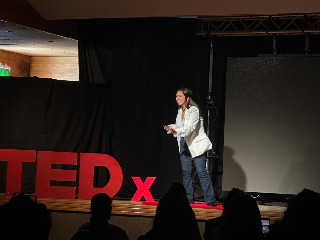 Paola Quezada presentando en TEDx