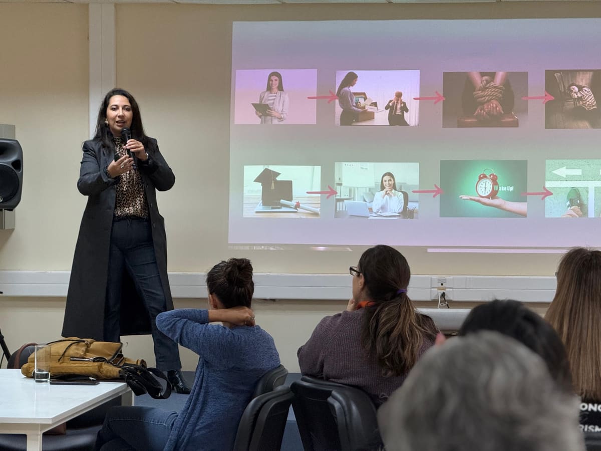 Paola Quezada presentando ante un grupo