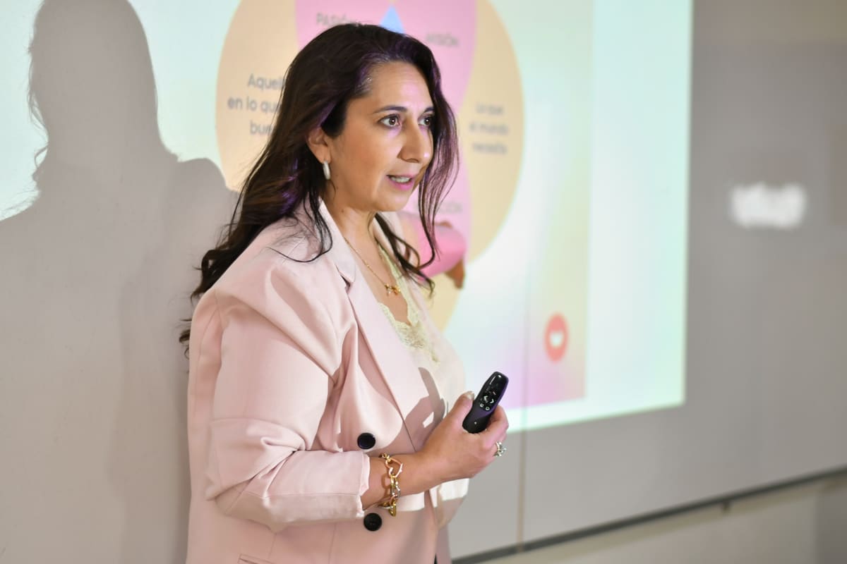 Paola Quezada exponiendo con presentación de fondo