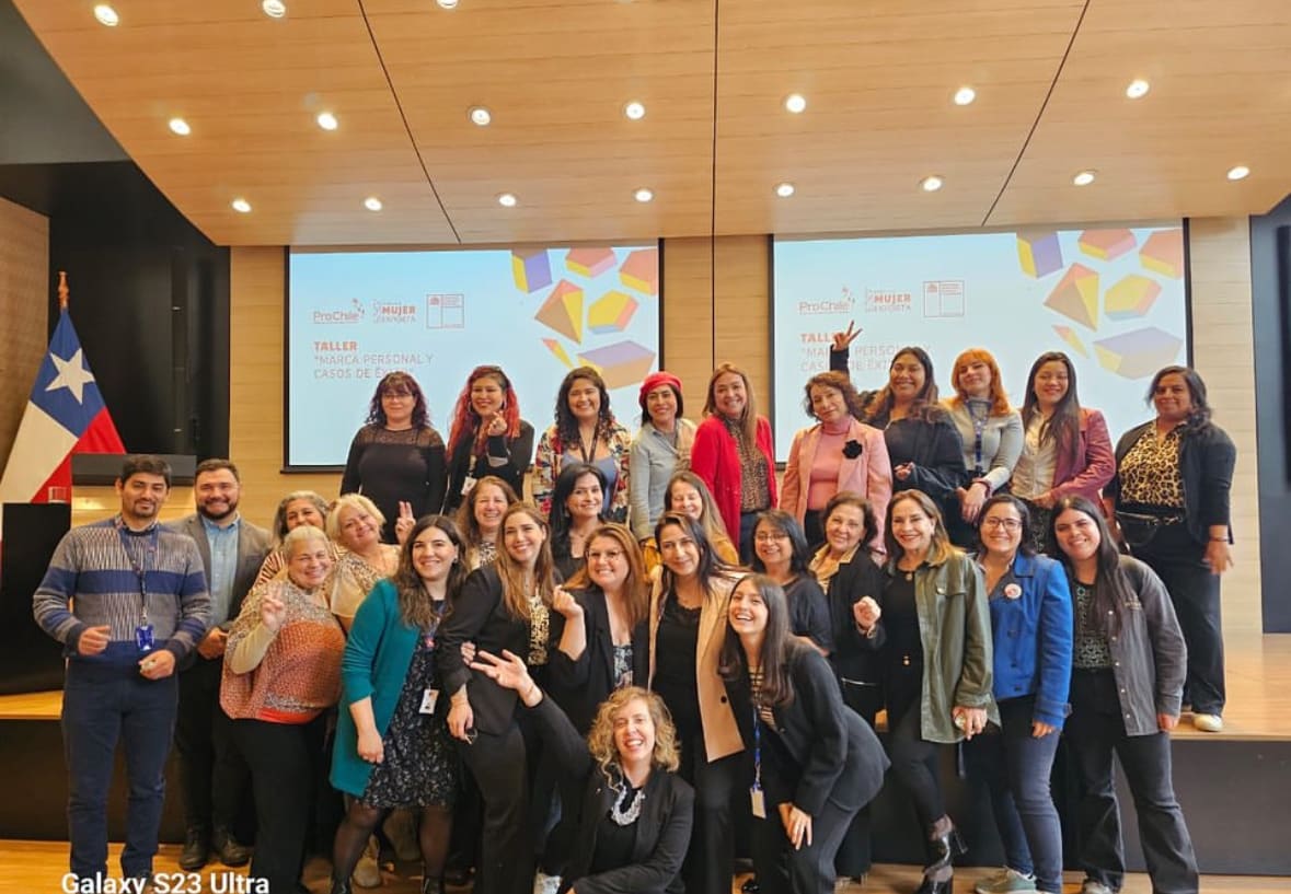 Paola Quezada junto a participantes de un taller de marca personal
